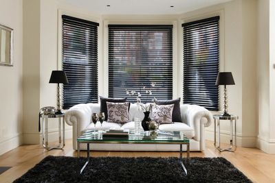 Venetian Blind Systems, SG 8960, Room shot, wood slats 50mm
